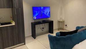 Leilighet – superior, 1 soverom, balkong, bassengutsikt | Oppholdsområde | En 55-tommers smart-TV med Parabol-TV samt Netflix og strømmetjenester