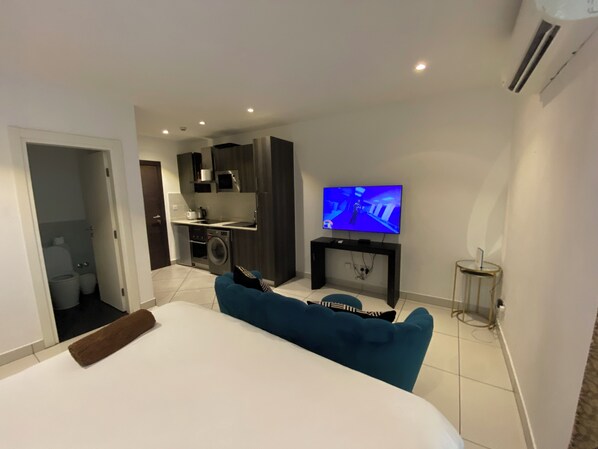 Studio supérieur, balcon, vue sur la piscine | Bureau, espace de travail pour ordinateurs portables