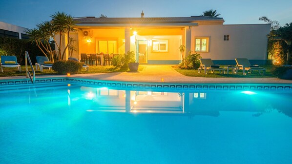 Villa | Pool | Indendørs pool, udendørs pool