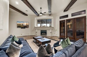 Televisión, chimenea, videojuegos y reproductor de DVD 