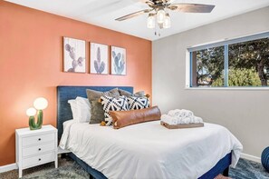 4 間睡房、書桌、熨斗/熨衫板、可攜式嬰兒床