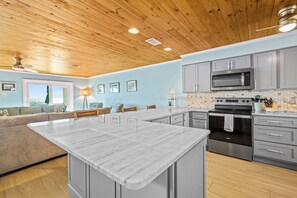 Kylskåp, mikrovågsugn, ugn och spishäll