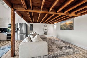 Télévision, jeux vidéo, espaces bureaux