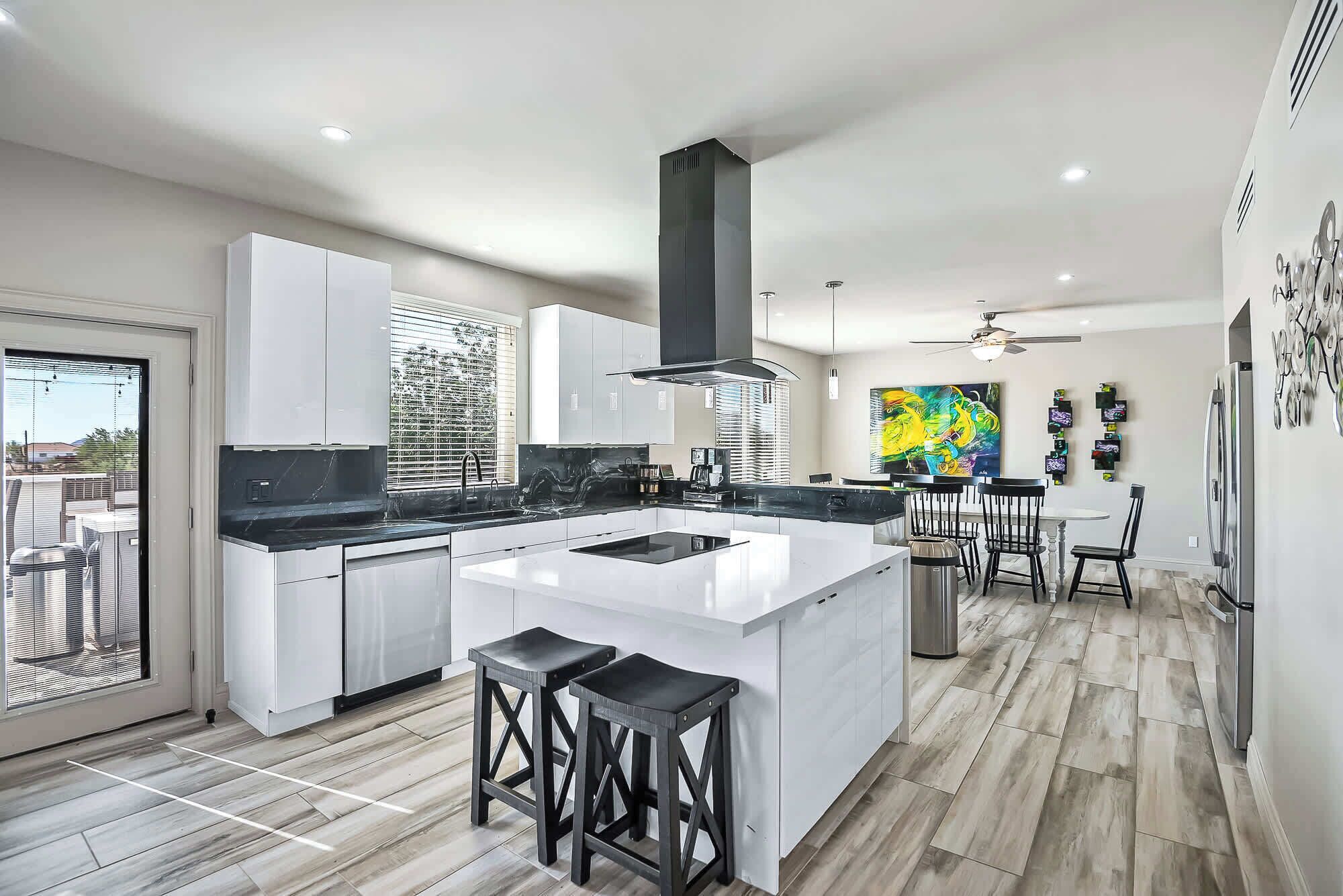 Jääkaappi, mikroaaltouuni, uuni, liesi