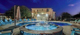 7 Bedroom Pickleball Pool Hot Tub Orchard