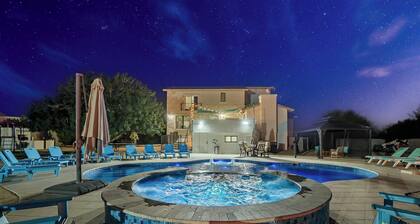 7 Bedroom Pickleball Pool Hot Tub Orchard