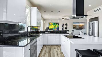 Kjøleskap, mikrobølgeovn, ovn og kokeplater