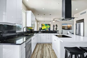 Réfrigérateur, micro-ondes, four, plaque de cuisson