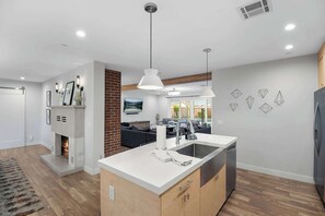 冷蔵庫、電子レンジ、コンロ、食器洗い機