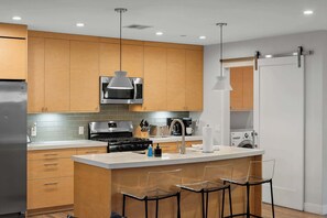 Réfrigérateur, micro-ondes, plaque de cuisson, lave-vaisselle