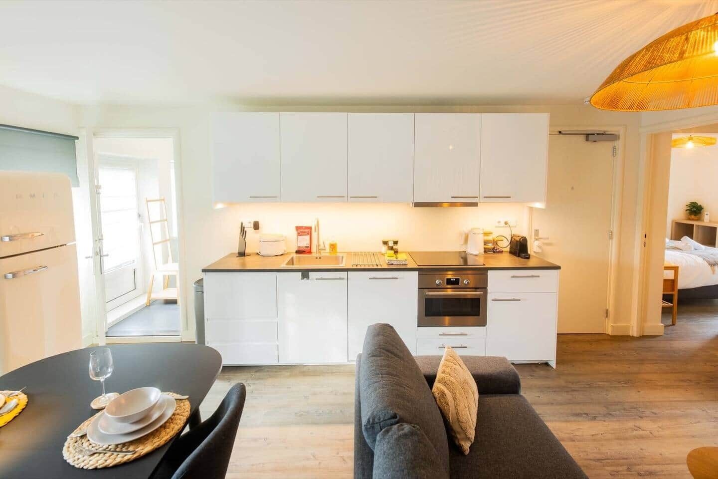 Een koelkast, een magnetron, een oven, een kookplaat