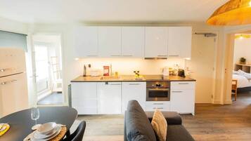 Een koelkast, een magnetron, een oven, een kookplaat