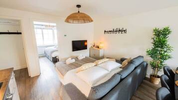 2 bedrooms, desk, iron/ironing board, WiFi