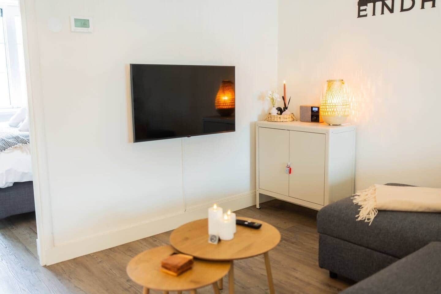 Een televisie en een kantoor