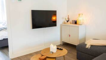 Een televisie en een kantoor