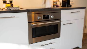 Een koelkast, een magnetron, een oven, een kookplaat