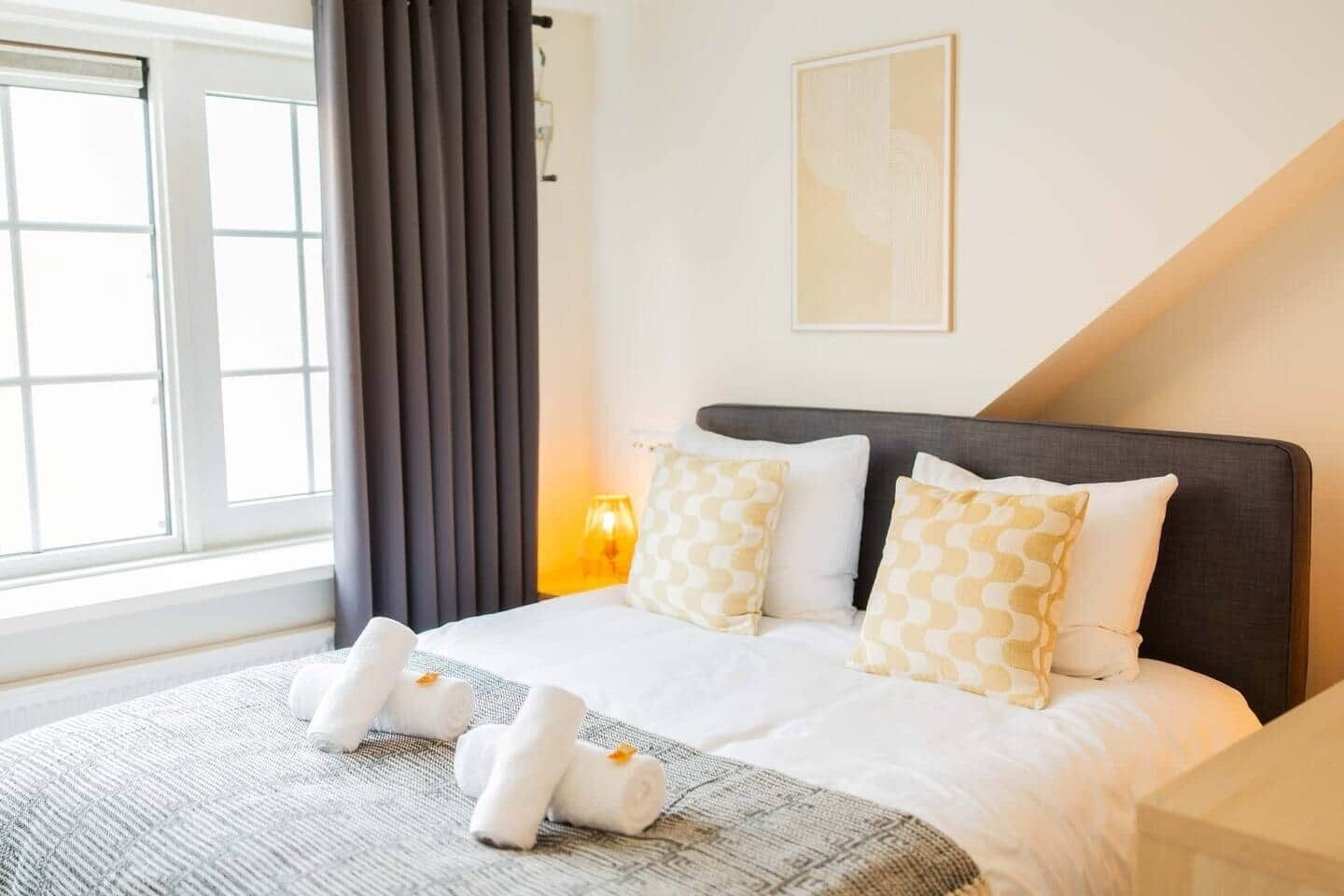 2 soverom, skrivebord, strykejern/-brett og wi-fi