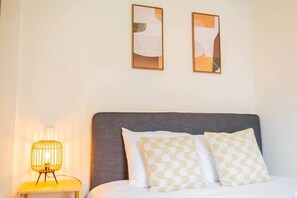 2 slaapkamers, een bureau, een strijkplank/strijkijzer, wifi