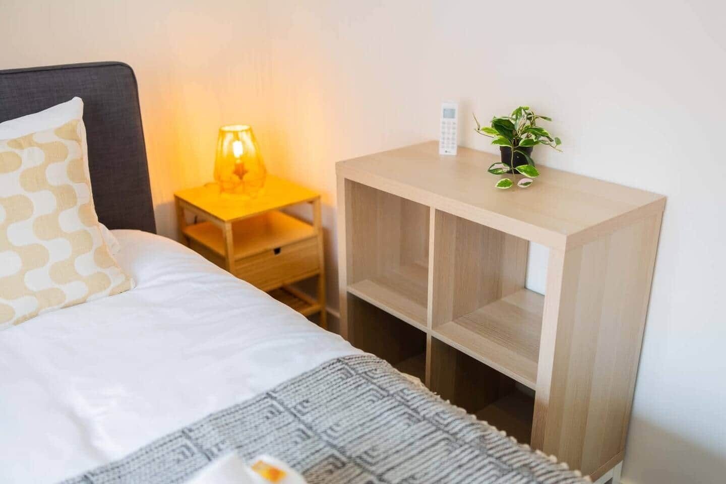 2 slaapkamers, een bureau, een strijkplank/strijkijzer, wifi