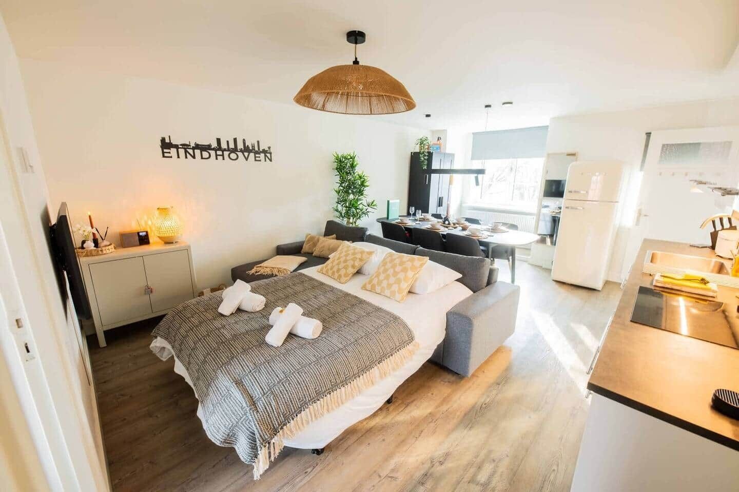 2 bedrooms, desk, iron/ironing board, WiFi