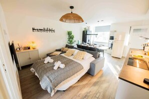 2 bedrooms, desk, iron/ironing board, WiFi