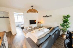 2 bedrooms, desk, iron/ironing board, WiFi