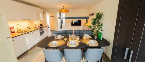 Geladeira, micro-ondas, fogão, cooktop