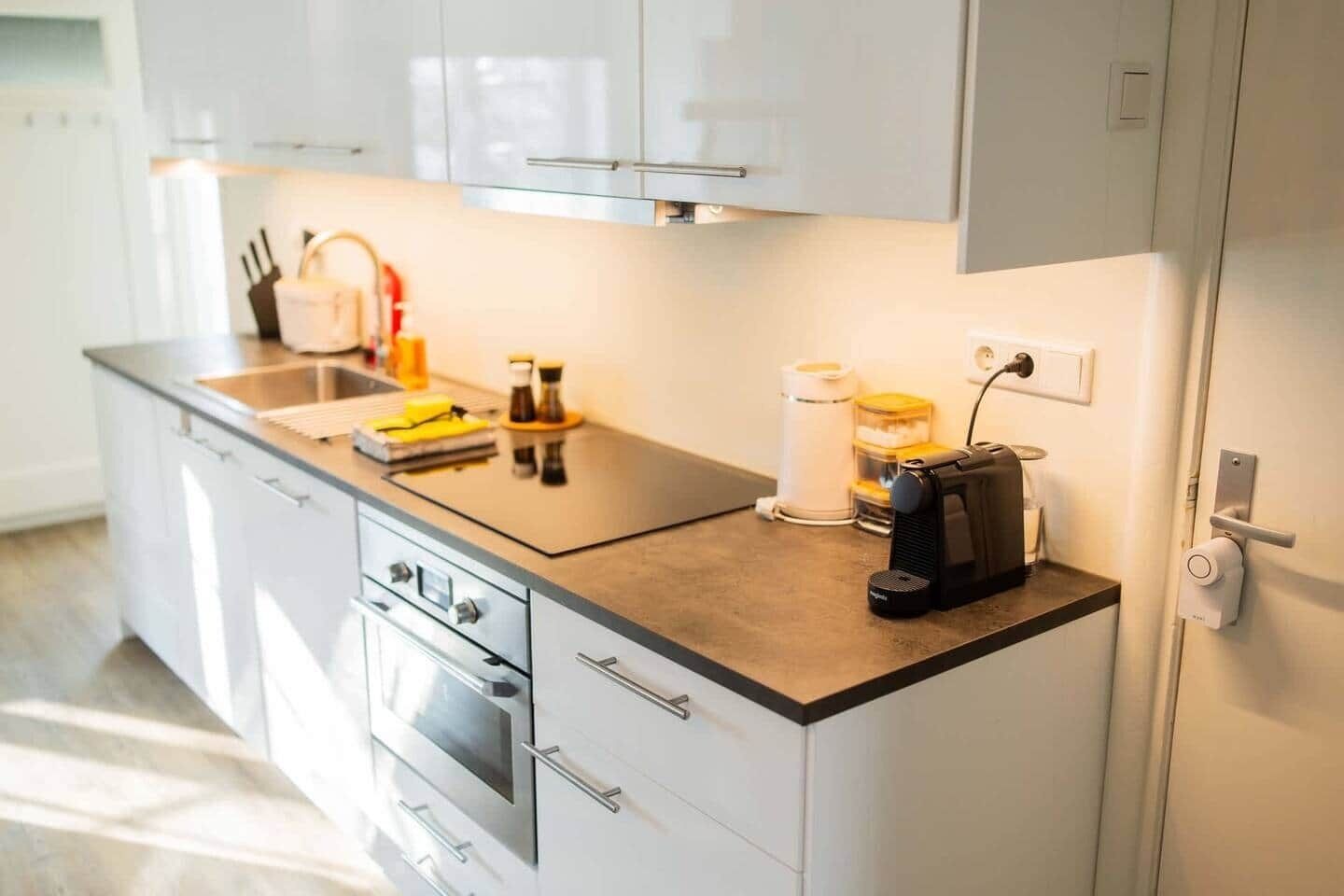 Een koelkast, een microgolfoven, een oven, een kookplaat