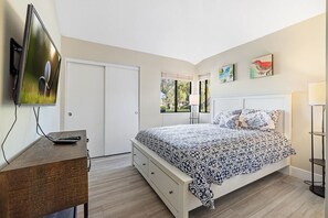 2 habitaciones, escritorio y tabla de planchar con plancha