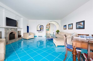 TV - AMORE RENTALS - Villa Marti with Pool and Access to The Sea (Massa Lubrense)