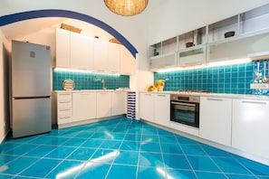 Een koelkast, een microgolfoven, een oven, een kookplaat