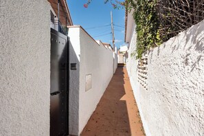 A narrow alleyway with white walls and a brick wall on one side. - Stay U-nique Apartments Goya II (Rincon de la Victoria)