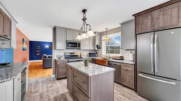 Rumah, beberapa kamar | Dapur pribadi | Lemari es, oven, mesin pembuat kopi/teh, dan ketel listrik