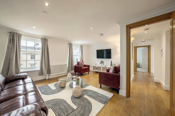 Televisión y oficina 