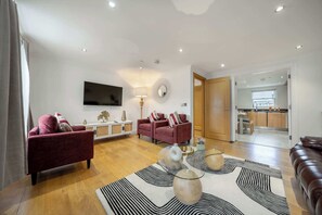 TV, offices - Three bedroom apartment next to the station (Greater London)