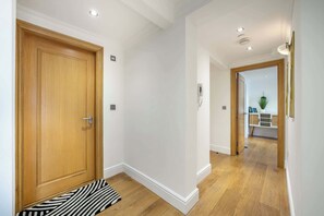 Interior - Three bedroom apartment next to the station (Greater London)