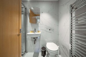 Douche, sèche-cheveux, serviettes fournies