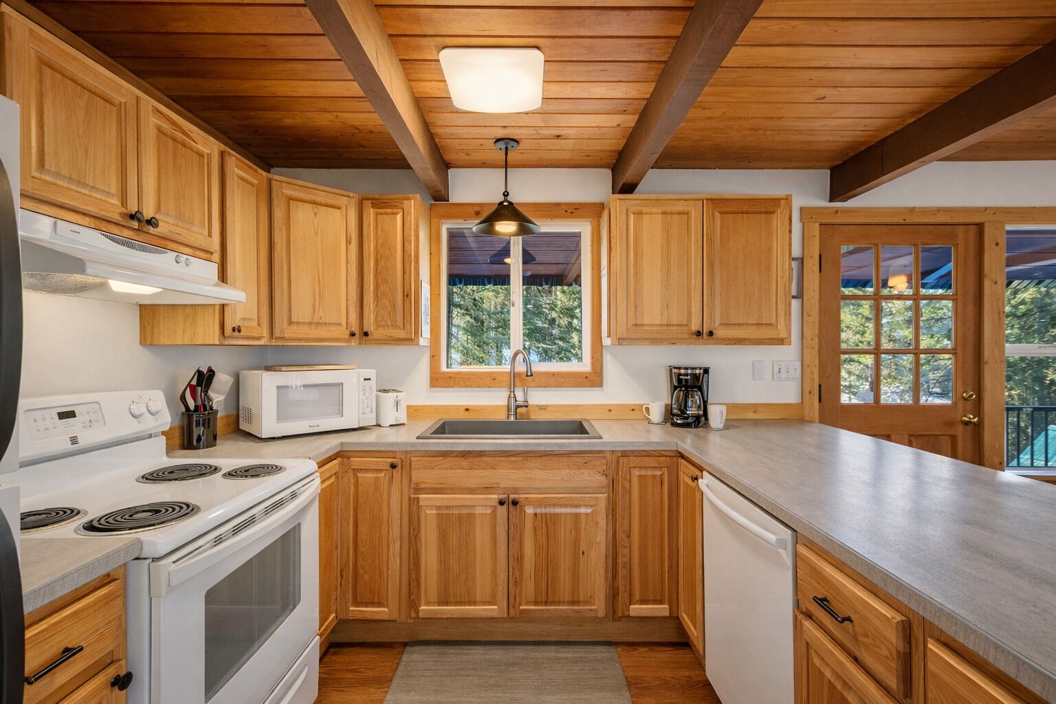 House, 3 Bedrooms | Dapur peribadi | Peti sejuk, pembancuh kopi/teh, cerek elektrik, pembakar roti 