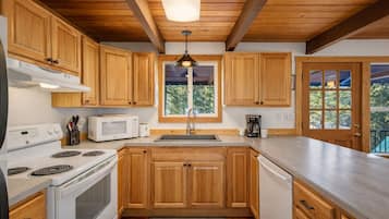 House, 3 Bedrooms | Dapur peribadi | Peti sejuk, pembancuh kopi/teh, cerek elektrik, pembakar roti