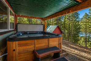 House, 3 Bedrooms | Outdoor spa tub
