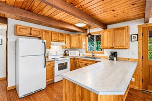 House, 3 Bedrooms | Private kitchen | Fridge, oven, coffee/tea maker, electric kettle