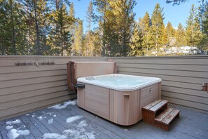 House, 4 Bedrooms | Outdoor spa tub - 4 Umpqua 4 Bedroom Home (Bend)