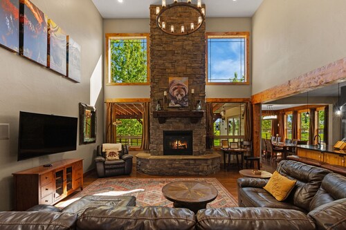 Outpost Oasis- Wonderful 6 bedroom house!