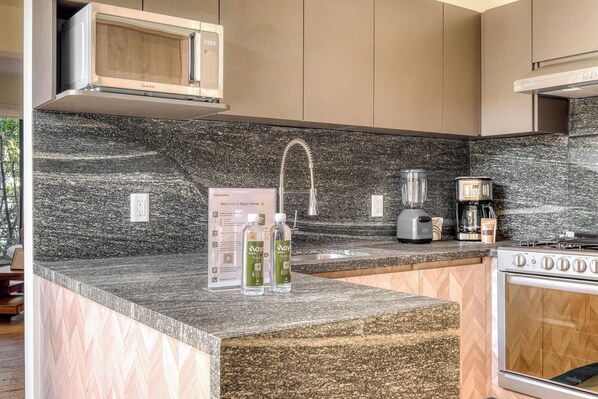 Jääkaappi, mikroaaltouuni, uuni, liesi