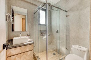 Dusche, Haartrockner, Handtücher