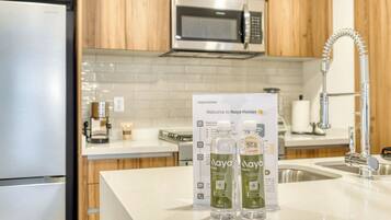 Cafetière/bouilloire, réfrigérateur, four, plaque de cuisson