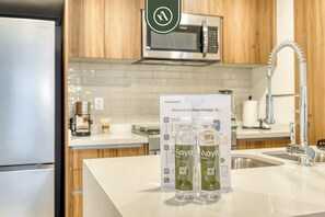 Réfrigérateur, four à micro-ondes, un four, surface de cuisson