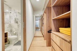 Regadera, secadora de cabello, toallas 