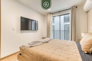 2 bedrooms, iron/ironing board, travel cot, WiFi