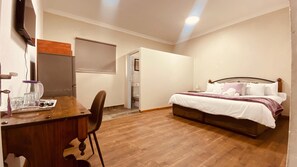 Quarto casal conforto | Roupas de cama premium, edredons de pluma, escrivaninha